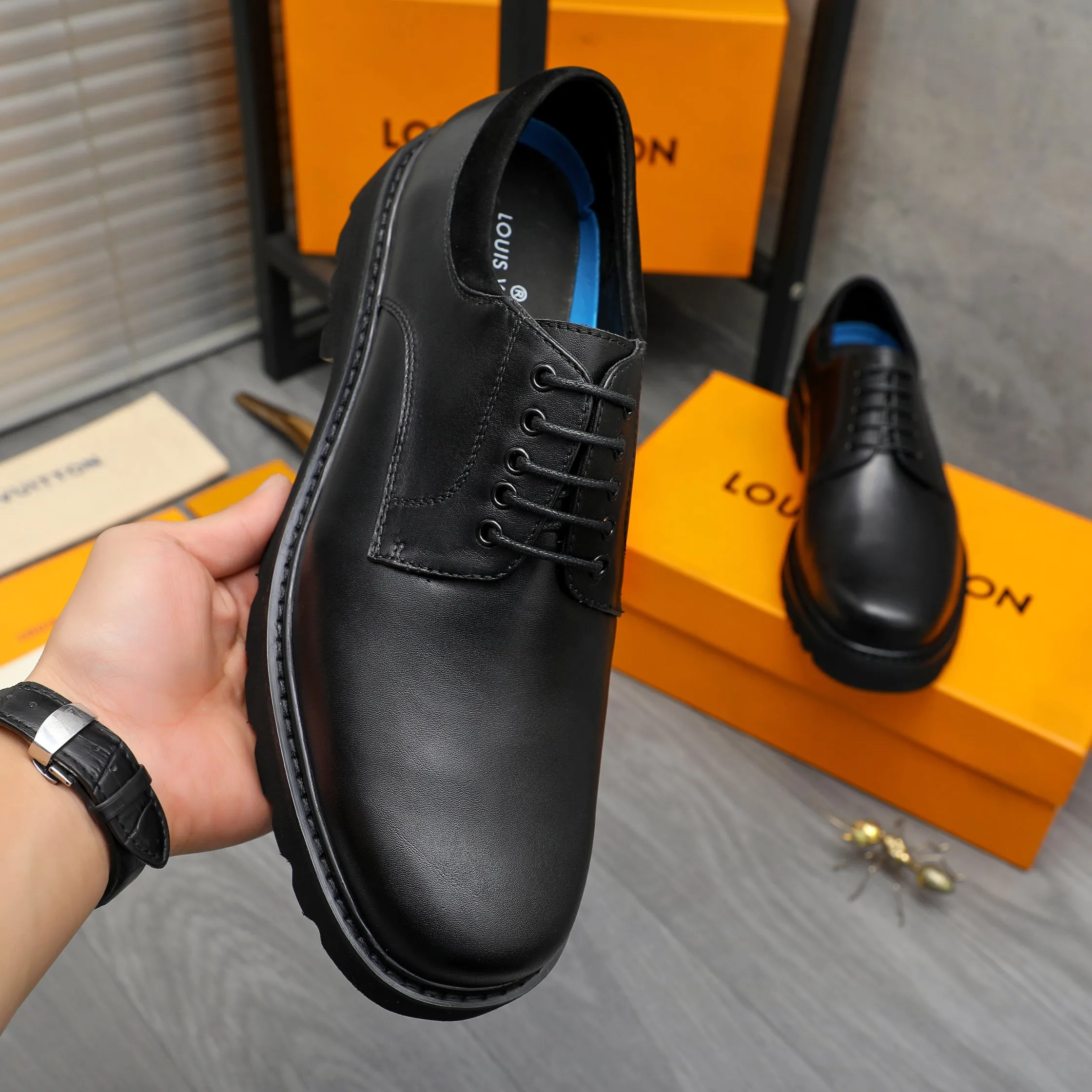 Men's shoes 💰p480 Product trademark: LV (Louis Vuitton) business lace-up leather shoes Regular size: 38-45 (45 is custom-made and non-returnable) Product materials: Selected high-quality cowhide upper, cowhide lining, original rubber outsole